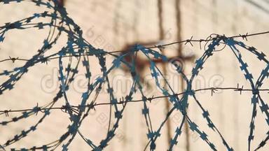 围栏监狱封闭区严格政权剪影铁丝网。 来自难民的<strong>非法</strong>移民围栏。 <strong>非法</strong>违法行为